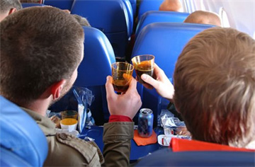 Khoảnh khắc nên mời đồ uống người kế bên trên máy bay